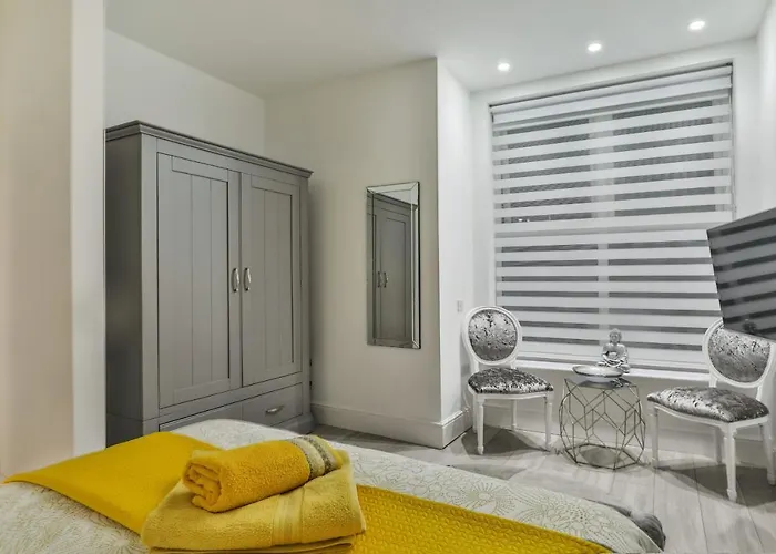 Tudor House Holidays - The Apartment For 2 People