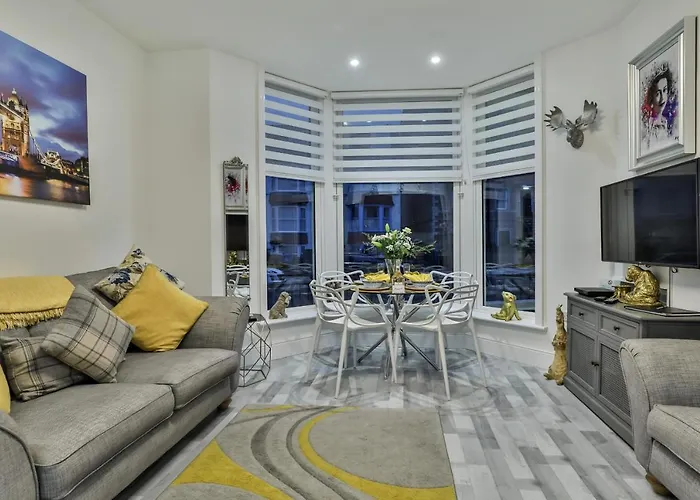 Tudor House Holidays - The Apartment For 2 People