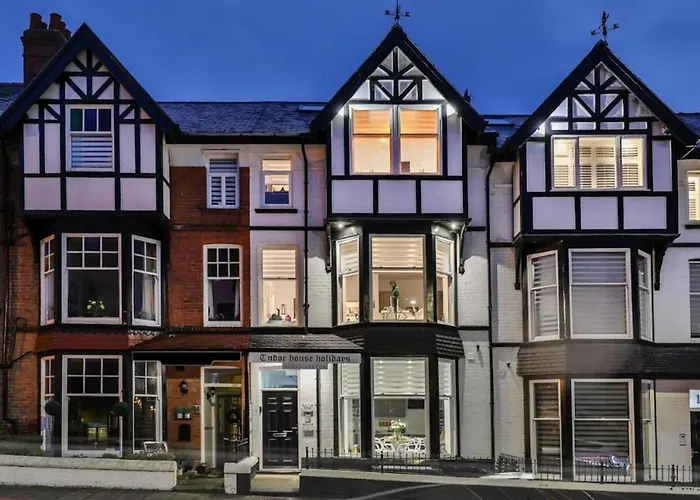 Tudor House Holidays - The Apartment For 2 People
