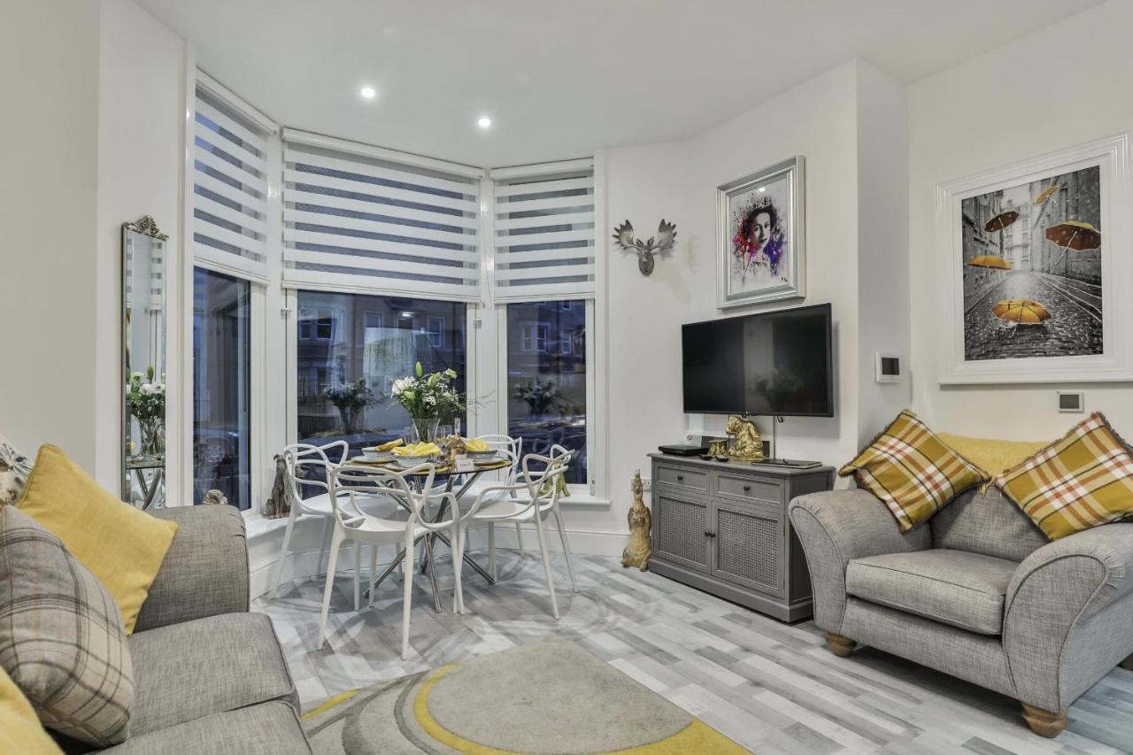 Tudor House Holidays - The For 2 People *