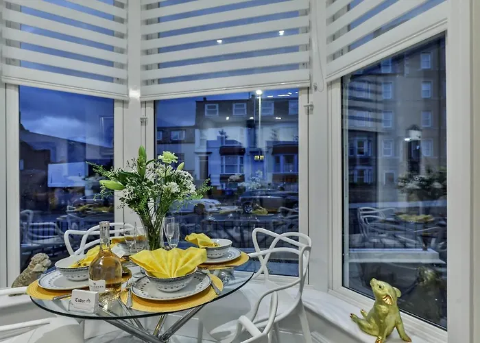 Tudor House Holidays - The Apartment For 2 People
